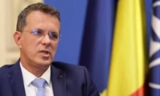 وزير الدفاع الرومانى يستقيل بعد فضيحة سيرته الذاتية.. اعرف التفاصيل