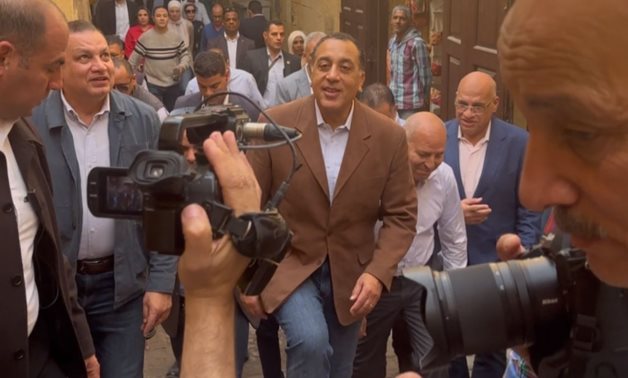 رئيس الوزراء يتفقد شارع الخيامية ويجري لقاءات مع أصحاب المحلات
