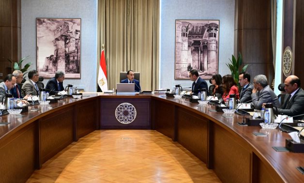 رئيس الوزراء يتابع الموقف التنفيذي لتطوير المناطق المحيطة بمنطقة هضبة الأهرامات 