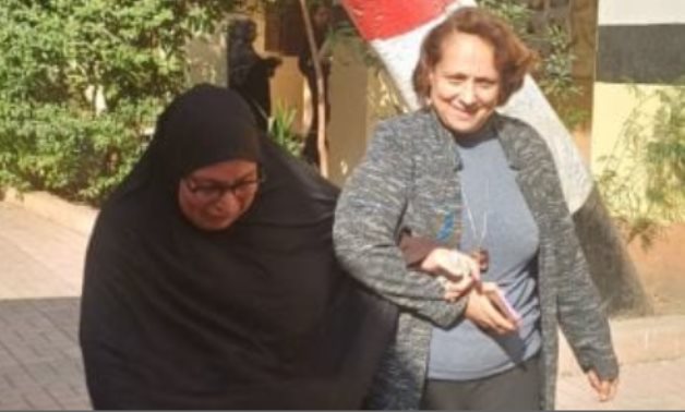 مديرة مدرسة فى إمبابة تساعد كبار السن على الإدلاء بأصواتهم ..صور