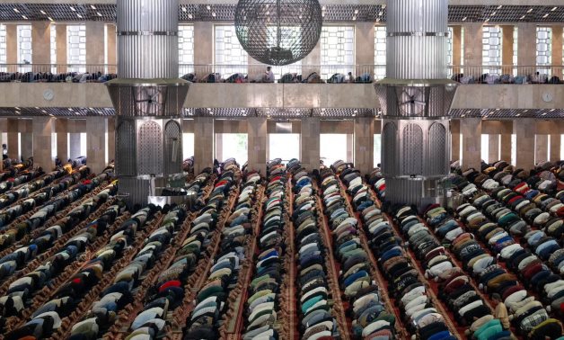 د.العيسى يُلقي خطبةَ الجمعة ويؤمُّ المصلين في جامع الاستقلال بالعاصمة الإندونيسية "جاكرتا"