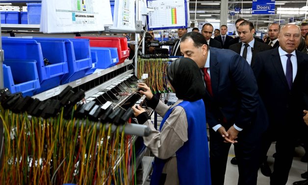 رئيس الوزراء يتفقد عددًا من أقسام مصنع "ليوني مصر" بمدينة بدر  