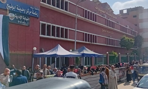 انتخابات مجلس النواب.. إقبال كثيف في لجان أبو تيج والشباب والسيدات في المقدمة