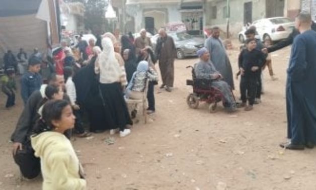 مسن على كرسى متحرك يصر على المشاركة فى انتخابات النواب بمنشأة القناطر بالجيزة