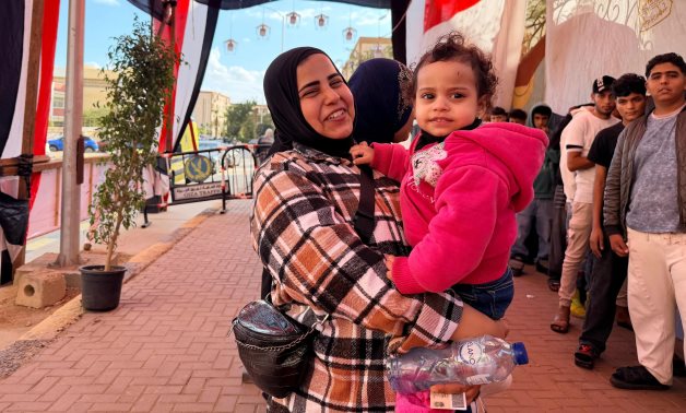 ضحكة صغيرة وحلم كبير.. الأطفال على أيادى الأمهات خلال اليوم الانتخابى