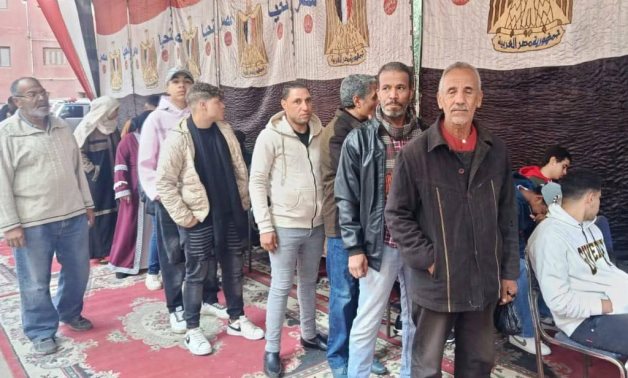 التصويت فى لجان منشأة القناطر بالجيزة فى الدوائر الملغاة بانتخابات النواب