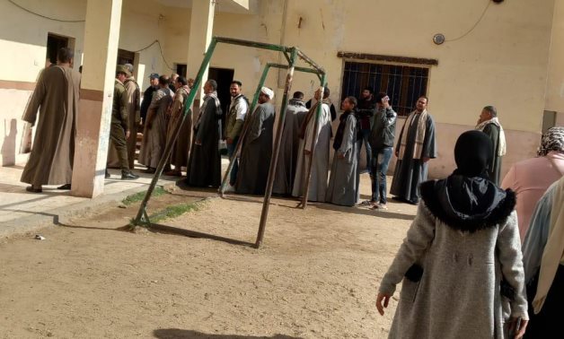 الجلباب الصعيدى يزين الطوابير.. إقبال كبير بلجان مركز المنيا مع بدء التصويت فى انتخابات مجلس النواب
