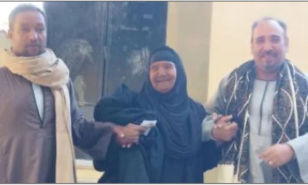 سيدة تتجاوز المائة عام تُدلى بصوتها فى انتخابات مجلس النواب بإدفو