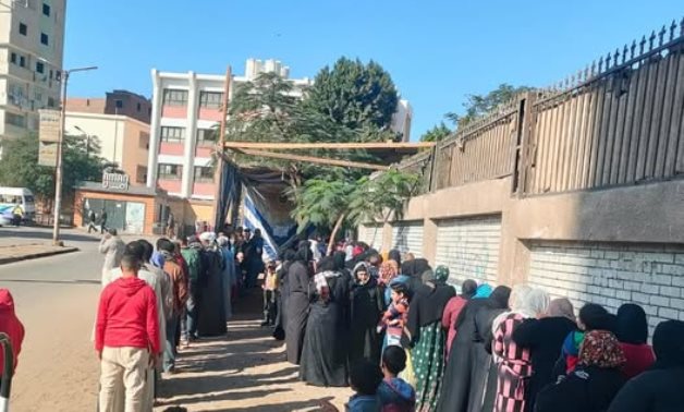 المرأة تتصدر المشهد.. إقبال كثيف للناخبين على لجان المنيا فى انتخابات النواب