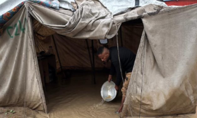 من لم يستشهد فى النيران مات من قسوة الشتاء.. الأمطار تؤزم أوضاع أهل غزة والبرد القارس يقتل الأطفال والرضع.. مصرع 11 فلسطينيا وانهيار 10 منازل وغرق عشرات المخيمات.. وجيش الاحتلال يطارد الناجين بالقصف