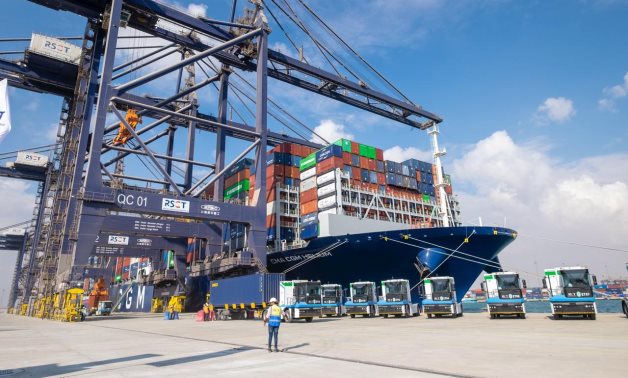 "من الأعماق.. مصر تسجل اسمها فى العالمية".. ميناء السخنة يدخل جينيس كأعمق ميناء من صنع الإنسان.. 19 مترا من قلب البحر الأحمر يعيدون رسم خريطة الموانئ الدولية.. والوزير: توجيهات الرئيس وراء التحول للعالمية