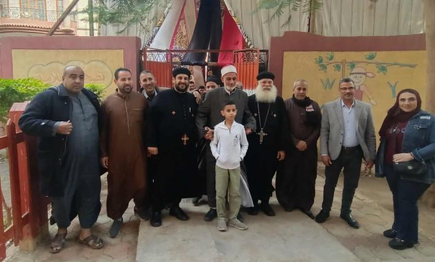 المحبة والترابط بين شركاء الوطن أثناء الإدلاء بصوتهم.. صورة تزين المشهد الانتخابي بالقليوبية