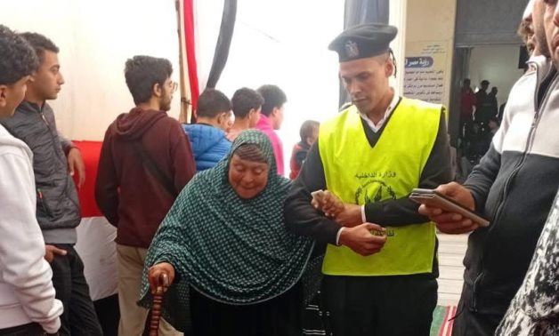فى مشهد إنسانى.. رجل أمن يساعد مسنة للدخول للإدلاء بصوتها فى المنوفية