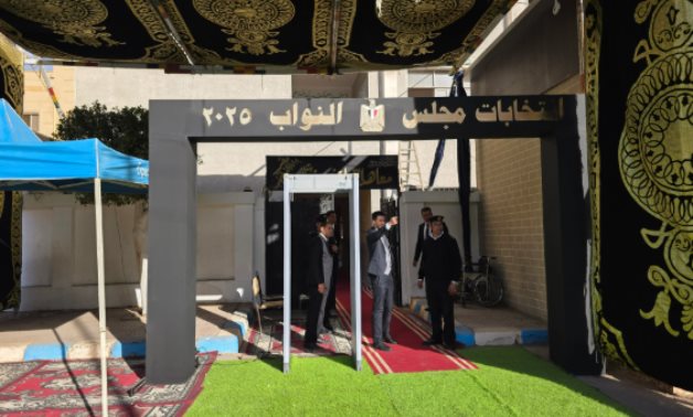 جولة الإعادة لحسم 101 مقعد بمجلس النواب.. إقبال من المواطنين على اللجان فى اليوم الثانى منذ فتح اللجان.. مشاركة لكبار السن وحضور قوى للسيدات فى لجان المحافظات.. ومتابعات للمحافظين من غرف العمليات لرصد أى عوائق