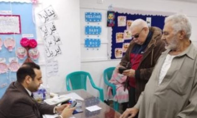 كبار السن والشباب يزينون المشهد الانتخابى فى المطرية