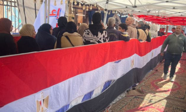 طابور من الشباب للتصويت فى جولة الإعادة بلجان الأسمرات.. صور