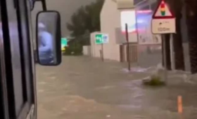 الإمارات تغلق المطارات والطرق وتعلق خدمات «فيرى دبى» بسبب الأمطار