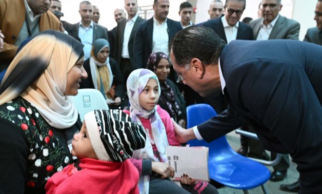 رئيس الوزراء يجري حوارا مع المواطنين المترددين على مركز طب الأسرة بقرية الفهميين حول الخدمات المقدمة