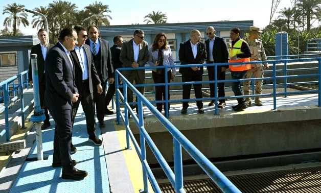 رئيس الوزراء يتفقد محطة مياه الشرب بأرض المشتل بمركز الصف.. ويضغط على زر تفعيل التشغيل