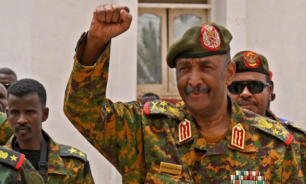 عبدالفتاح البرهان يشدد على أهمية الحل العسكري فى السودان.. قائد الجيش: لن نقبل هدنة أو وقف إطلاق النار.. يؤكد: واثقون من النصر.. وينصح ميلشيا الدعم السريع بالاستسلام.. رئيس مجلس السيادة: نثق تماما فى نوايا مصر