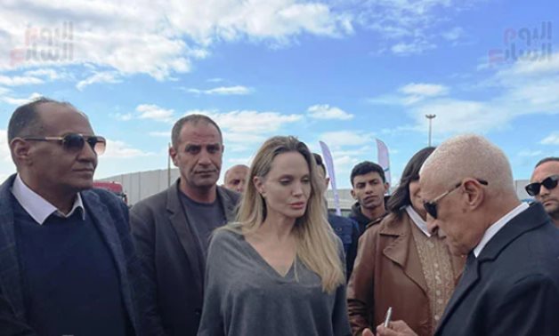 محافظ شمال سيناء يستقبل أنجلينا جولى ويتفقدان معبر رفح.. صور
