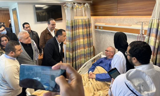 سائح بمستشفي الكرنك الدولي خلال اطمئنان رئيس الوزراء عليه: الخدمية الصحية فى مصر أفضل من انجلترا