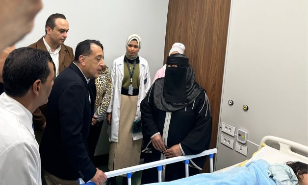 رئيس الوزراء لوالدة طفل مريض بالأقصر: بتدفعي كام.. والسيدة ترد:420 جنيه فقط