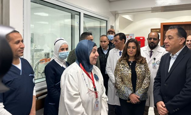 رئيسة قسم الحضانات بمجمع الأقصر الطبي لرئيس الوزراء: فى دواء ناقص من 2005 يا ريت توفروه 