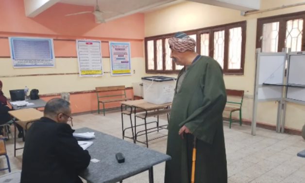 كبار السن يشاركون في آخر أيام انتخابات مجلس النواب بالوراق وطناش.. 