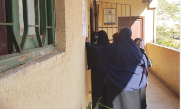 النساء يسيطرن على المشهد فى اليوم الثانى من انتخابات النواب بالوراق.. 