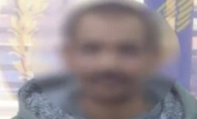 وزارة الداخلية تضبط شخص يوزع أموالا بمحيط لجان كوم حمادة