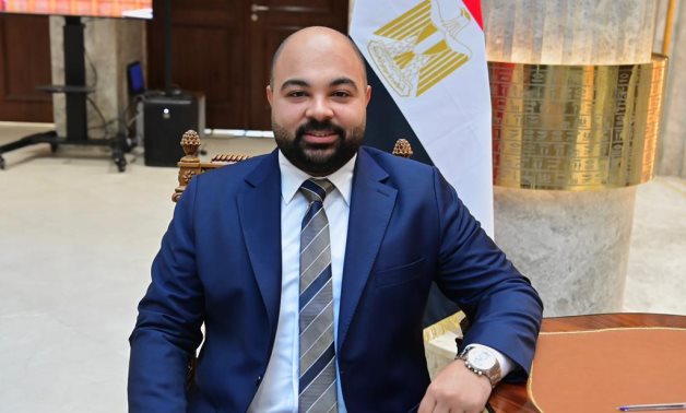 النائب محمد طارق عبدالمعين أثناء تسلم كارنيه العضوية: المواطن مسؤوليتنا وخدمة أهالينا أولوية