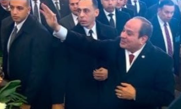 الرئيس السيسى يقدم التحية للمشاركين فى قداس عيد الميلاد بالعاصمة الجديدة