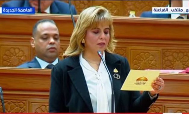 النائبة عايدة محيي الدين تؤدي اليمين الدستورية في الجلسة الافتتاحية لمجلس النواب