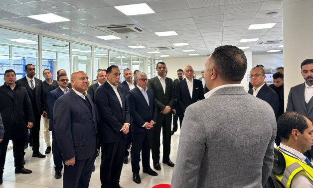رئيس الوزراء يتفقد مركز التحكم بمحطة البحر الأحمر لتداول الحاويات