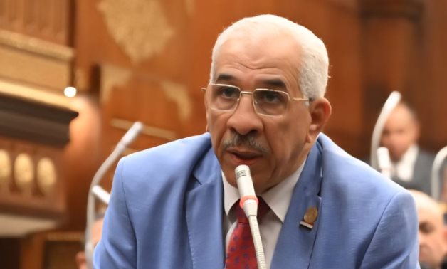 برلماني يتقدم باقتراح برغبة بشأن رفع كفاءة ورصف الطريق المؤدى لأسيوط الجديدة