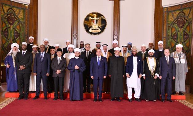 الرئيس السيسى يستقبل نخبة من المشاركين في فعاليات المؤتمر الدولي للمجلس الأعلى للشؤون الإسلامية   