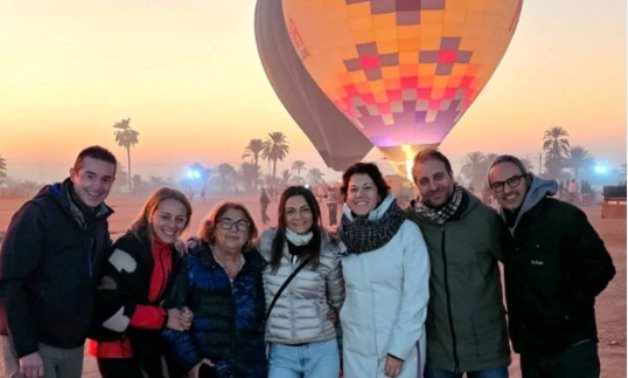 الموسم السياحى الشتوى يرسم السعادة فى قلوب سياح دول العالم.. الأفواج السياحية من أوروبا وآسيا والأميركتين يستمتعون فى قلب معابد الكرنك والأقصر.. والبالون يحقق أرقاما غير مسبوقة بتحليق 133 رحلة تقل 3350 سائحا