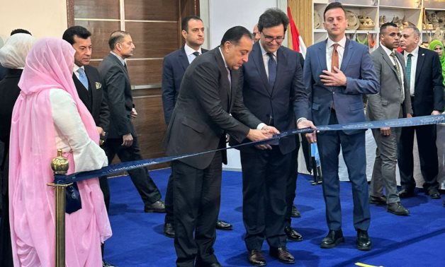 رئيس الوزراء بتفقد أجنحة رومانيا والبنك المركزى والرقابة الإدارية وهيئة الرقابة المالية بمعرض الكتاب