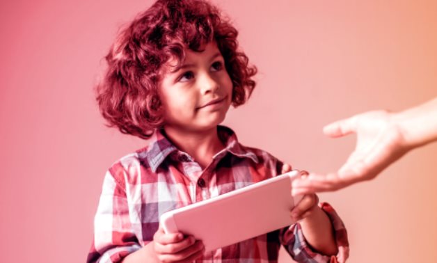 بعد تحذيرات الرئيس.. حق الطفل فى الحماية الرقمية بين الواجب الدستورى والتحدى التشريعى.. 5 عناصر لحماية الصغار من تزايد المخاطر المهددة للصحة النفسية والسلامة الجسدية.. أخطرها مواجهة الاستغلال الجنسى الرقمى