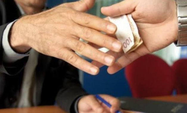 لـ"الغدر" أوجه كثيرة.. جريمة تختلف أشكالها من قانون لآخر.. "الرشوة" و"خيانة الأمانة" و"التهرب الضريبى" أبرزها.. 3 طُرق لارتكاب الجريمة.. العقوبة أشغال شاقة مؤقتة أو السجن.. ومحكمة النقض تتصدى للأزمة