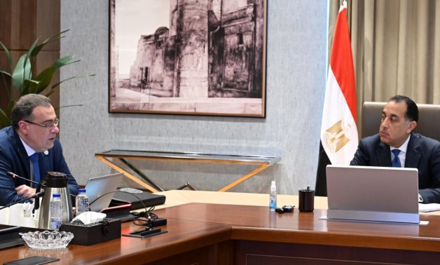 رئيس الوزراء يتابع مع رئيس الجهاز المركزى للتنظيم والإدارة عددا من ملفات العمل