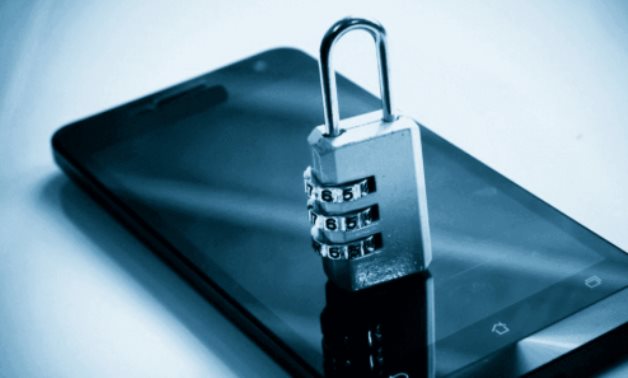 لملايين المستخدمين.. مفاجأة فى تطبيقات المحمول المجانية.. ليست مجانية بل تُموَّل بثمن غير مرئى.. والثمن ضياع الخصوصية بالإستيلاء على بياناتهم.. والقانون يرفعه لمصاف جرائم "تُهدد الأمن القانوني للمجتمع الرقمي"