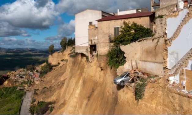 الأرض تبتلع أوروبا.. انزلاقات أرضية وانهيارات جبلية متتالية من صقلية حتى إسبانيا.. تغير المناخ يضرب القرى والمنازل ويُجبر آلاف السكان على الفرار.. تحذيرات من كوارث أكبر بفعل الطقس العنيف.. وفرنسا تعلن الطوارئ