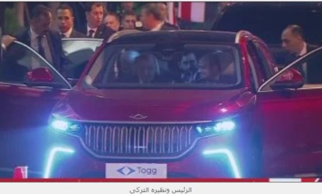 أردوغان يهدى السيسى سيارة كهربائية.. والرئيس يقودها بصحبة نظيره التركى