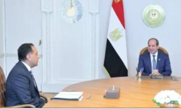 الرئيس السيسى يتشاور مع مصطفى مدبولى لإجراء تعديل على تشكيل الحكومة.. ويوجه بتحقيق عدد من الأهداف المحددة فى المحاور الخاصة بالأمن القومى والسياسة الخارجية والتنمية الاقتصادية والإنتاج والطاقة