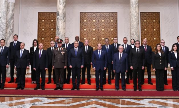 الرئيس السيسى يجتمع مع الوزراء الجدد عقب أدائهم اليمين الدستورية