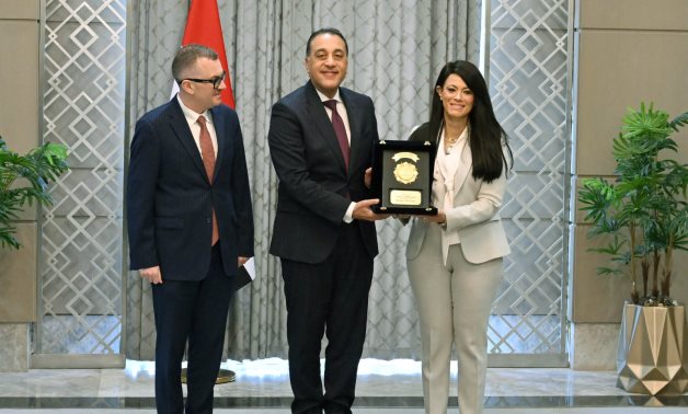 رئيس الوزراء يُكرم الوزراء السابقين .. ويؤكد: نستكمل ما بناه السابقون .. وهدفنا جميعًا خدمة المواطن