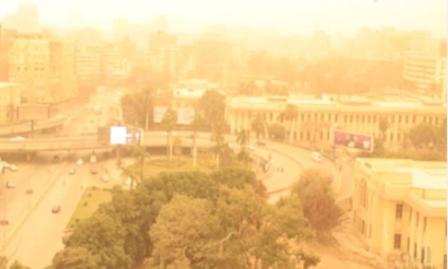 سيناريو النجاة فى مواسم الغبار.. خبراء المرور يضعون الدليل الكامل للقيادة وسط العواصف الترابية.. عندما تسرق الرياح الرؤية التزم بمسافات الأمان.. لا تتجاوز السرعة وتحرك فى وسط الطريق.. استخدم الأضواء ومنبه الصوت