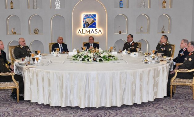 الرئيس السيسى يتناول وجبة الإفطار مع قادة القوات المسلحة.. ويؤكد:قوة هذا الوطن في تلاحم مؤسساته